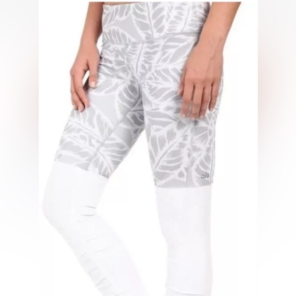 ALO Yoga Goddess Leggings in Palm Springs Print - Picture 4 of 12